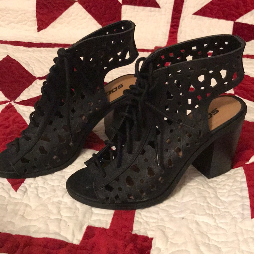Black heels!! So cute🖤